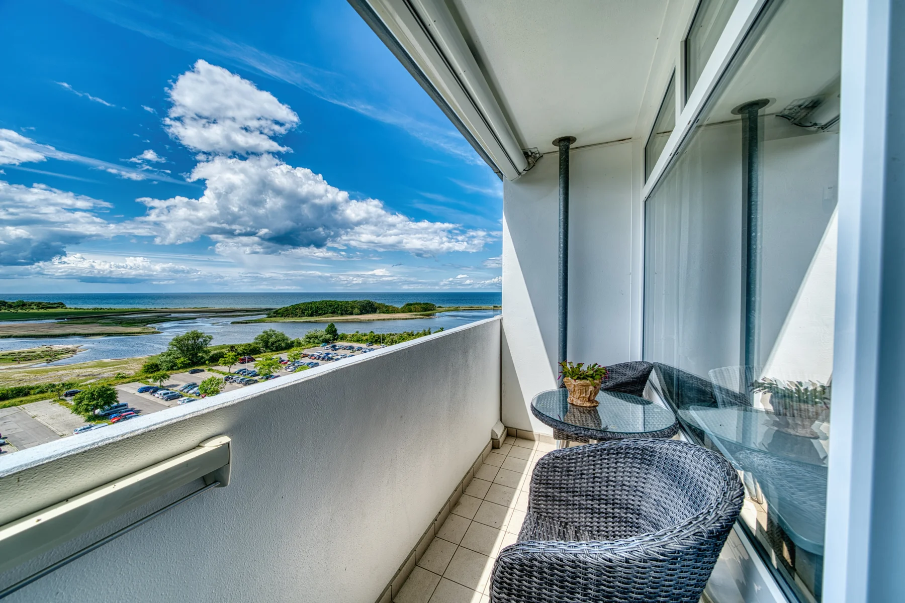 Möblierter Westbalkon mit Blick auf die Ostsee
